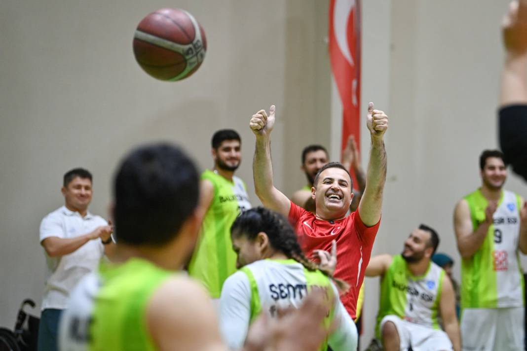 Ünlüler ve tekerlekli sandalye basketbolcuları, Dünya Engelliler Günü’nde dostluk maçında buluştu 10